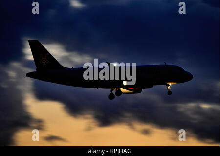 Aria Serbia, compagnia aerea nazionale di Serbia Airbus A319 due-motore singolo passeggero dei corridoi aerei jet corto finale per l'atterraggio Foto Stock