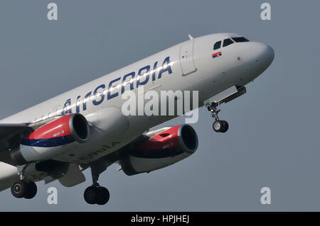 Aria Serbia, compagnia aerea nazionale di Serbia Airbus A320-200 due-motore a corridoio unico getto di passeggeri aerei durante il decollo Foto Stock