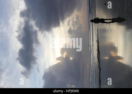 Una persona di levigatura in un Oceano Beach laguna guardando il tramonto, Hastings, Barbados, Caraibi Foto Stock