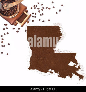 La polvere di caffè nella forma della Louisiana e un caffè decorativi mulino.(serie) Foto Stock