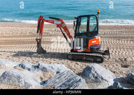 Il lavoro continua a ricostruire le difese del mare sulle sabbie Slapton a Torcross in Devon Foto Stock