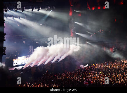A Cluj Napoca, Romania - luglio 6, 2016: Disc jockey miscelazione Twoloud live sul palco davanti alla folla di persone durante il Festival di indicibili Foto Stock