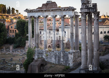Una vista delle rovine del Foro Romano al tramonto. Foto Stock