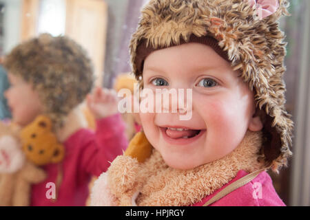 Sorridente bambina con il cappello sulla sua testa Foto Stock