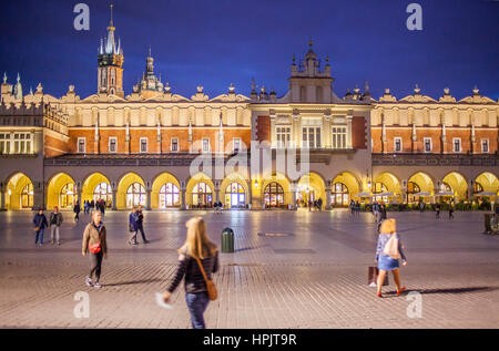 Il panno Hall, in background Santa Maria Vergine Basilica, alla piazza principale del mercato al crepuscolo, Cracovia in Polonia Foto Stock