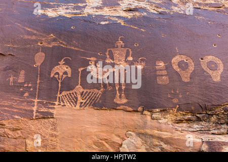 Un pannello di petroglyph con una varietà di umanoide e immagini animale raffigurato sulle scogliere di Butler lavare in Comb Ridge aea della nuova porta orecchie Nat Foto Stock