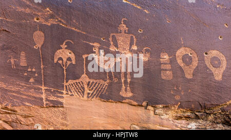 Un pannello di petroglyph con una varietà di umanoide e immagini animale raffigurato sulle scogliere di Butler lavare in Comb Ridge aea della nuova porta orecchie Nat Foto Stock