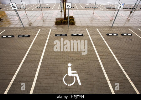 Sospiro di posti parcheggio per disabili Foto Stock