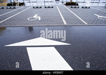 I posti di parcheggio per persone disabili nel mall Foto Stock