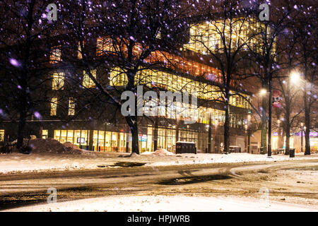 HALIFAX, NS, CANADA - Il nuovo Halifax edificio della Biblioteca centrale in inverno la neve di notte con belle luci della città Foto Stock