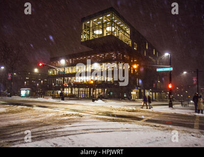 HALIFAX, NS, CANADA - Il nuovo Halifax edificio della Biblioteca centrale in inverno la neve di notte con belle luci della città Foto Stock