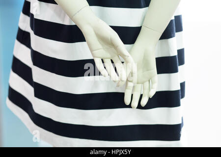Close up di dummy mani di plastica in negozio Foto Stock