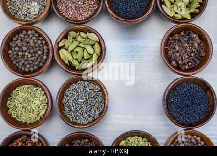 Le spezie in ciotole con due spazi vuoti Foto Stock