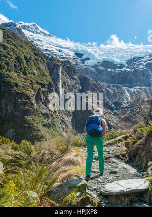 Escursionista sul sentiero, Rob Roy ghiacciaio, montare gli aspiranti National Park, Otago Southland, Nuova Zelanda Foto Stock