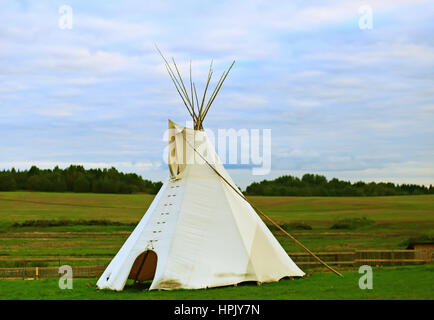 Wigwam bianco su campo verde di sera Foto Stock