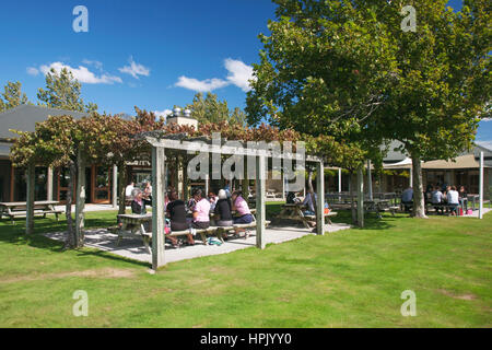 Blenheim, Marlborough, Nuova Zelanda. I visitatori godere un pranzo al fresco sotto i vigneti a Wairau River cantina. Foto Stock