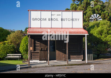 Greymouth, nella costa occidentale della Nuova Zelanda. La macelleria storica in baraccopoli, la ricreazione di un edificio del XIX secolo di oro-insediamento minerario. Foto Stock