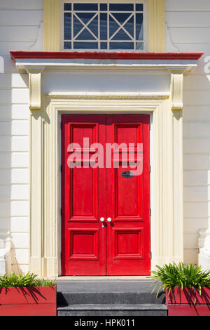 Hokitika, nella costa occidentale della Nuova Zelanda. Colorati porta anteriore della ex Banca della Nuova Zelanda edificio in Revell Street. Foto Stock