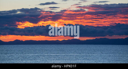 Marahau, Tasmania, Nuova Zelanda. Vista panoramica sulla baia di Tasmania al Nelson costa e colline della gamma Bryant, alba. Foto Stock