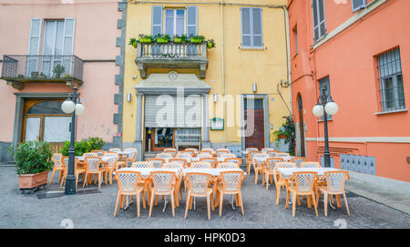 Un vuoto ma colorate angolo di strada in Piacenza, Italia Foto Stock