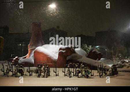 Rosa gigante aardvark scultura ricoperta di neve Foto Stock