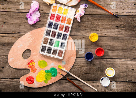 Vista dall'alto di vernici, pennelli e la tavolozza dei colori sul tavolo Foto Stock