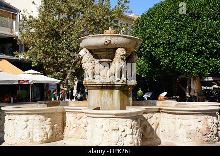 Vista la fontana Morosini Lions in piazza nel centro della città, Heraklion, Creta, Grecia, l'Europa. Foto Stock