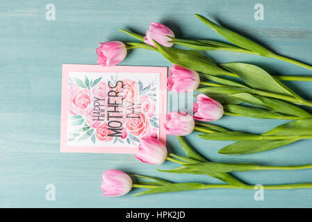 Vista dall'alto di un bel colore rosa tulipani e felice festa della mamma biglietto di auguri Foto Stock