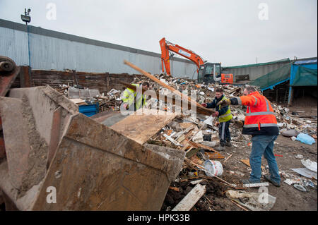 I lavoratori lo smistamento dei rifiuti materiale da riciclare materiali Foto Stock