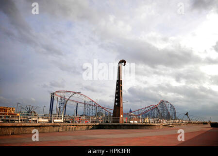 Scolpiti wind chime e il Big One roller coaster a Blackpool Pleasure Beach Foto Stock