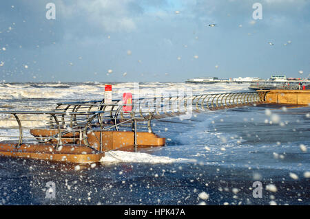 Schiuma di Mare soffiando sul lungomare di Blackpool durante la tempesta Foto Stock