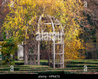 Splendido gazebo nel centro di un giardino labirinto del castello di Chenonceau, a Parigi. Classica scena romantica in Francia. Foto Stock