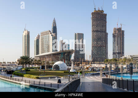 DUBAI, Emirati Arabi Uniti - Nov 27, 2016: Il nuovo Dubai Opera House in downtown area di sviluppo. Emirati Arabi Uniti, Medio Oriente Foto Stock