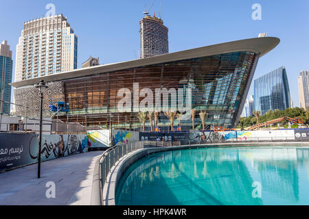 DUBAI, Emirati Arabi Uniti - Nov 27, 2016: Il nuovo Dubai Opera House Edificio. Emirati Arabi Uniti, Medio Oriente Foto Stock