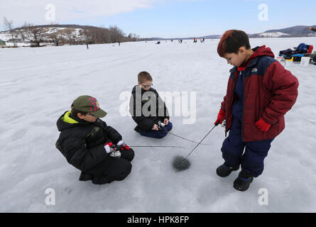 New York, Stati Uniti d'America. Il 22 febbraio, 2017. I bambini partecipano in un libero Pesca sul ghiaccio evento sul lago Canadarago in Otsego County, centrale nello Stato di New York il 22 febbraio, 2017. Diverso da open-acqua di pesca, pesca sul ghiaccio è la pratica di cattura di pesce attraverso un foro sulla superficie di acqua congelata, che è abbastanza popolare nella parte settentrionale degli Stati Uniti come pure in Canada. Credito: Wang Ying/Xinhua/Alamy Live News Foto Stock