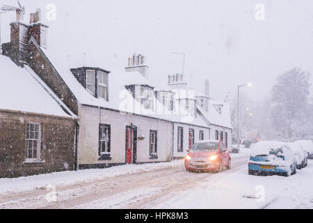 A Killearn, Stirlingshire, Scotland, Regno Unito. Il 23 febbraio, 2017. Regno Unito - meteo neve pesante causando condizioni di marcia difficili nel villaggio di Stirlingshire del credito a Killearn: Kay Roxby/Alamy Live News Foto Stock