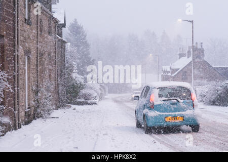 A Killearn, Stirlingshire, Scotland, Regno Unito. Il 23 febbraio, 2017. Regno Unito - meteo neve pesante causando condizioni di marcia difficili nel villaggio di Stirlingshire del credito a Killearn: Kay Roxby/Alamy Live News Foto Stock
