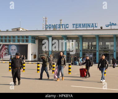 A Kabul, Afghanistan. Il 23 febbraio, 2017. Un gruppo di giovani uomini di lasciare l'aeroporto con accompagnamento di polizia di Kabul, Afghanistan, 23 febbraio 2017. Alcuni cercano di coprire le loro facce. Respinto asilo-ssekers ancora una volta sono stati deportati dalla Germania in Afghanistan. Il velivolo con 18 rifugiati a bordo raggiunto Kabul da Monaco di Baviera il giovedì mattina. Foto: Mohammad Jawad/dpa/Alamy Live News Foto Stock