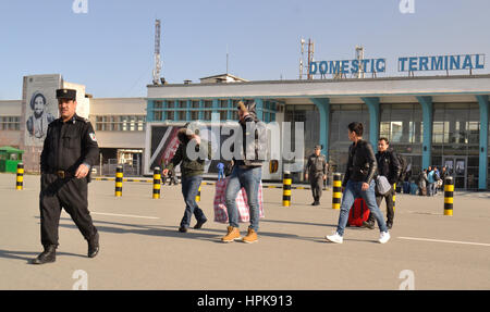 A Kabul, Afghanistan. Il 23 febbraio, 2017. Un gruppo di giovani uomini di lasciare l'aeroporto con accompagnamento di polizia di Kabul, Afghanistan, 23 febbraio 2017. Alcuni cercano di coprire le loro facce. Respinto asilo-ssekers ancora una volta sono stati deportati dalla Germania in Afghanistan. Il velivolo con 18 rifugiati a bordo raggiunto Kabul da Monaco di Baviera il giovedì mattina. Foto: Mohammad Jawad/dpa/Alamy Live News Foto Stock