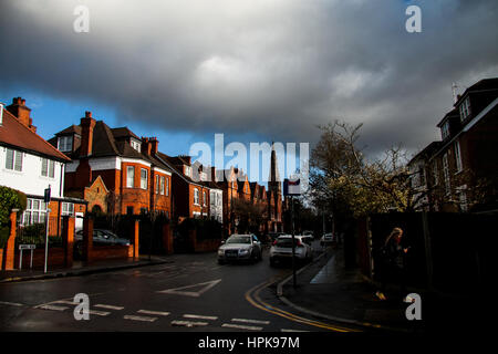 Il torneo di Wimbledon, Londra, Regno Unito. Il 23 febbraio, 2017. Inquietanti nubi scure a Wimbledon, come tempesta Doris hits mainlaind Gran Bretagna portando 80mph gale force vento e pioggia di Inghilterra e Galles e neve a Scotland Credit: amer ghazzal/Alamy Live News Foto Stock