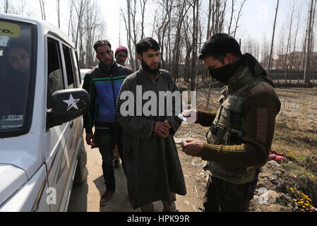 Srinagar Kashmir. Il 23 febbraio, 2017. Un poliziotto indiano controlla carta di identità di un uomo del Kashmir dopo un attacco militante nella periferia di Srinagar, capitale estiva ofKashmir, Feb 23, 2017. Almeno tre indiano esercito soldati sono stati uccisi e altri tre feriti il giovedì dopo i militanti hanno teso una imboscata in restiveKashmir, hanno detto i funzionari. Una donna è stato anche ucciso in mezzo al fuoco incrociato. Credito: Javed Dar/Xinhua/Alamy Live News Foto Stock