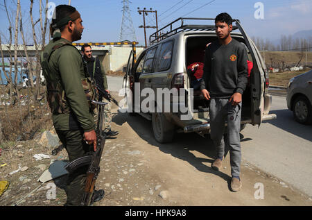 Srinagar Kashmir. Il 23 febbraio, 2017. Poliziotti indiano fermare un veicolo passeggeri per il controllo dopo un attacco militante nella periferia di Srinagar, capitale estiva ofKashmir, Feb 23, 2017. Almeno tre indiano esercito soldati sono stati uccisi e altri tre feriti il giovedì dopo i militanti hanno teso una imboscata in restiveKashmir, hanno detto i funzionari. Una donna è stato anche ucciso in mezzo al fuoco incrociato. Credito: Javed Dar/Xinhua/Alamy Live News Foto Stock