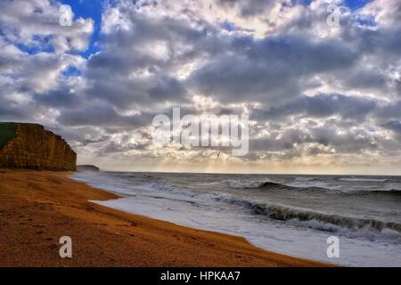 West Bay, Dorset, Regno Unito. Il 23 febbraio, 2017. Tempesta Doris soffia lungo la costa del Dorset. Venti di 50 a 60mph sono attesi durante il giorno con le zone costiere sono particolarmente vulnerabili. Alta Marea in area è previsto alle 16:15 quando i venti potrebbero ancora essere particolarmente forte. Credito: Tom Corban/Alamy Live News Foto Stock