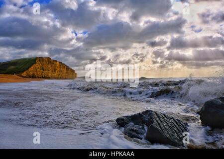 West Bay, Dorset, Regno Unito. Il 23 febbraio, 2017. Tempesta Doris soffia lungo la costa del Dorset. Venti di 50 a 60mph sono attesi durante il giorno con le zone costiere sono particolarmente vulnerabili. Alta Marea in area è previsto alle 16:15 quando i venti potrebbero ancora essere particolarmente forte. Credito: Tom Corban/Alamy Live News Foto Stock