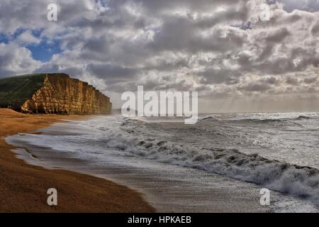 West Bay, Dorset, Regno Unito. Il 23 febbraio, 2017. Tempesta Doris soffia lungo la costa del Dorset. Venti di 50 a 60mph sono attesi durante il giorno con le zone costiere sono particolarmente vulnerabili. Alta Marea in area è previsto alle 16:15 quando i venti potrebbero ancora essere particolarmente forte. Credito: Tom Corban/Alamy Live News Foto Stock