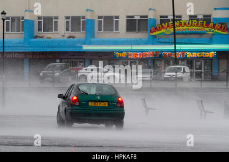 Tempesta Doris, New Brighton, Cheshire, Regno Unito. Il 23 febbraio, 2017. Regno Unito Meteo. Doris tempesta distrugge la penisola di Wirral come ha fatto la terra questa mattina. I venti fino a 80mph ha causato la chiusura del porto di Liverpool, la cancellazione di tutti i traghetti & alcune strade principali sono state chiuse. Una alta marea di oltre 26' martoriata il New Brighton Faro sulla penisola di Wirral come Doris lascia una scia di distruzione lungo la costa nord-occidentale. Credito: Cernan Elias/Alamy Live News Foto Stock