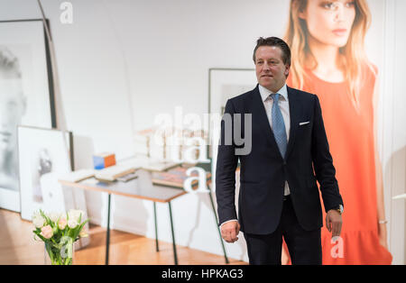 Halle, Germania. Il 23 febbraio, 2017. Ralf Weber, CEO di Gerry Weber International AG, pone al bilancio conferenza stampa sulla 2015/2016 business figure a Halle, Germania, 23 febbraio 2017. Foto: Guido Kirchner/dpa/Alamy Live News Foto Stock