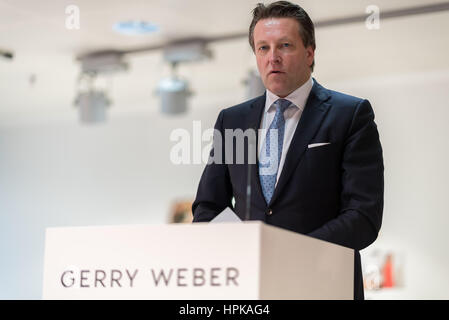 Halle, Germania. Il 23 febbraio, 2017. Ralf Weber, CEO di Gerry Weber International AG, parla del 2015/2016 business figure al bilancio conferenza stampa a Halle, Germania, 23 febbraio 2017. Foto: Guido Kirchner/dpa/Alamy Live News Foto Stock