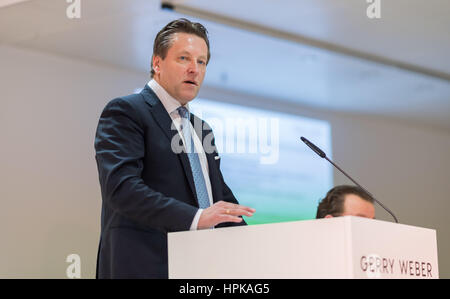 Halle, Germania. Il 23 febbraio, 2017. Ralf Weber, CEO di Gerry Weber International AG, parla al bilancio conferenza stampa sulla 2015/2016 business figure a Halle, Germania, 23 febbraio 2017. Foto: Guido Kirchner/dpa/Alamy Live News Foto Stock