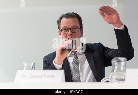 Halle, Germania. Il 23 febbraio, 2017. David Frink, CFO a Gerry Weber International AG, parla del 2015/2016 business figure al bilancio conferenza stampa a Halle, Germania, 23 febbraio 2017. Foto: Guido Kirchner/dpa/Alamy Live News Foto Stock